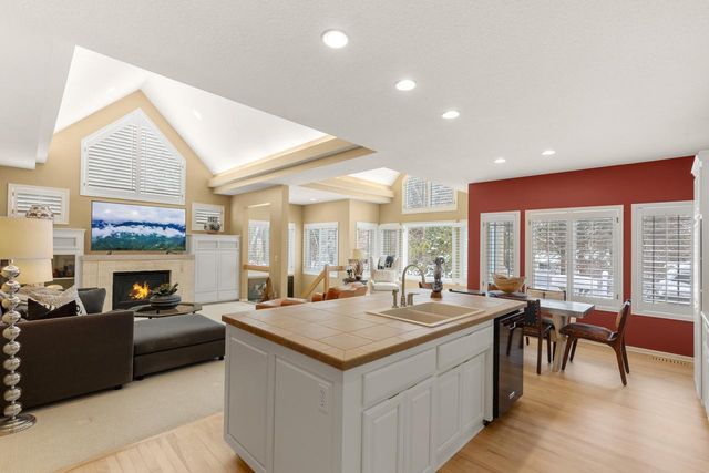 10556 Prairie Lakes Drive, Eden Prairie, MN 55344