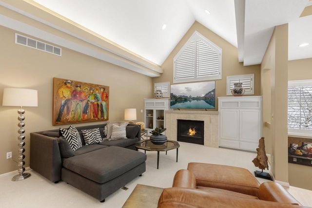 10556 Prairie Lakes Drive, Eden Prairie, MN 55344