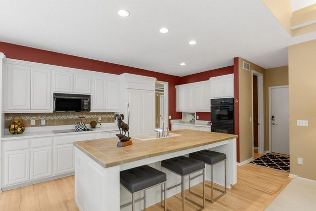 10556 Prairie Lakes Drive, Eden Prairie, MN 55344