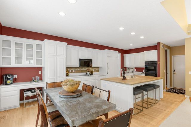 10556 Prairie Lakes Drive, Eden Prairie, MN 55344