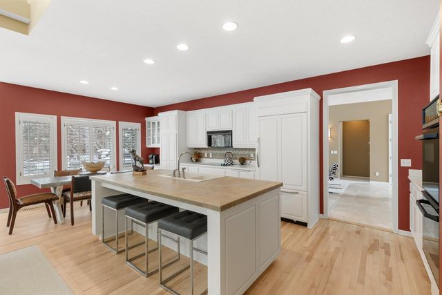 10556 Prairie Lakes Drive, Eden Prairie, MN 55344