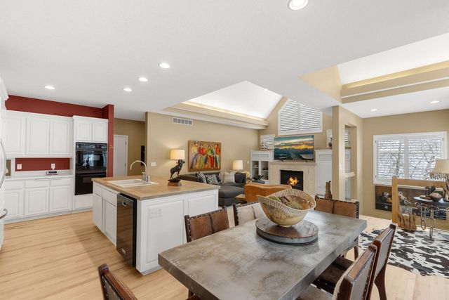 10556 Prairie Lakes Drive, Eden Prairie, MN 55344