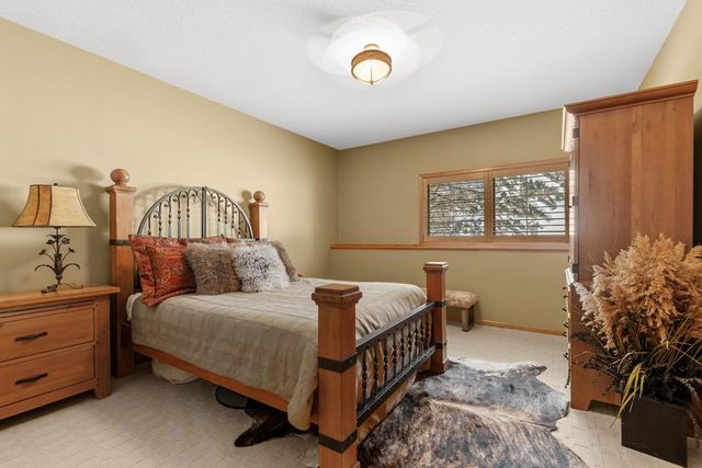 10556 Prairie Lakes Drive, Eden Prairie, MN 55344