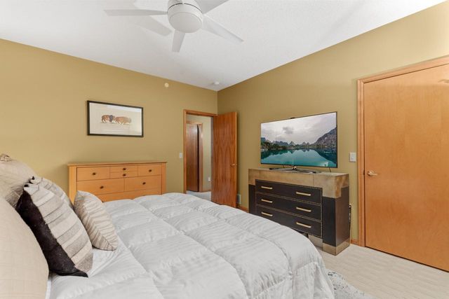 10556 Prairie Lakes Drive, Eden Prairie, MN 55344