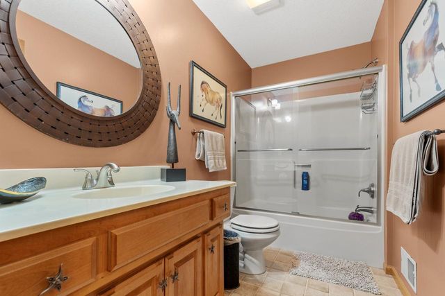 10556 Prairie Lakes Drive, Eden Prairie, MN 55344