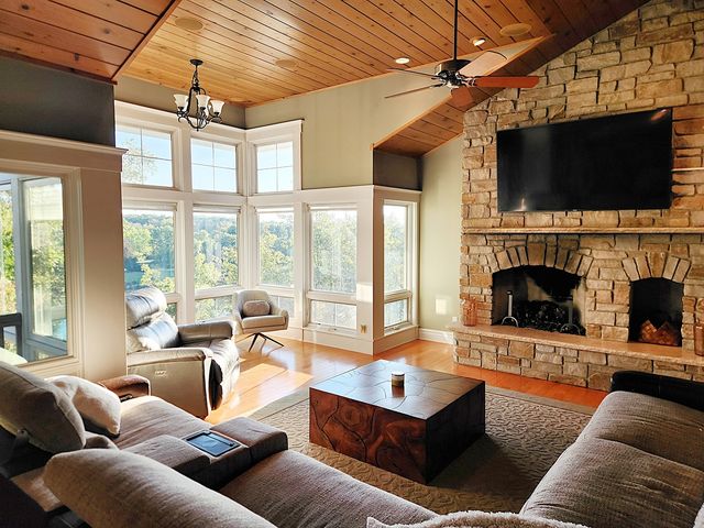 1024 White Pine Drive, Dixon, IL 61021