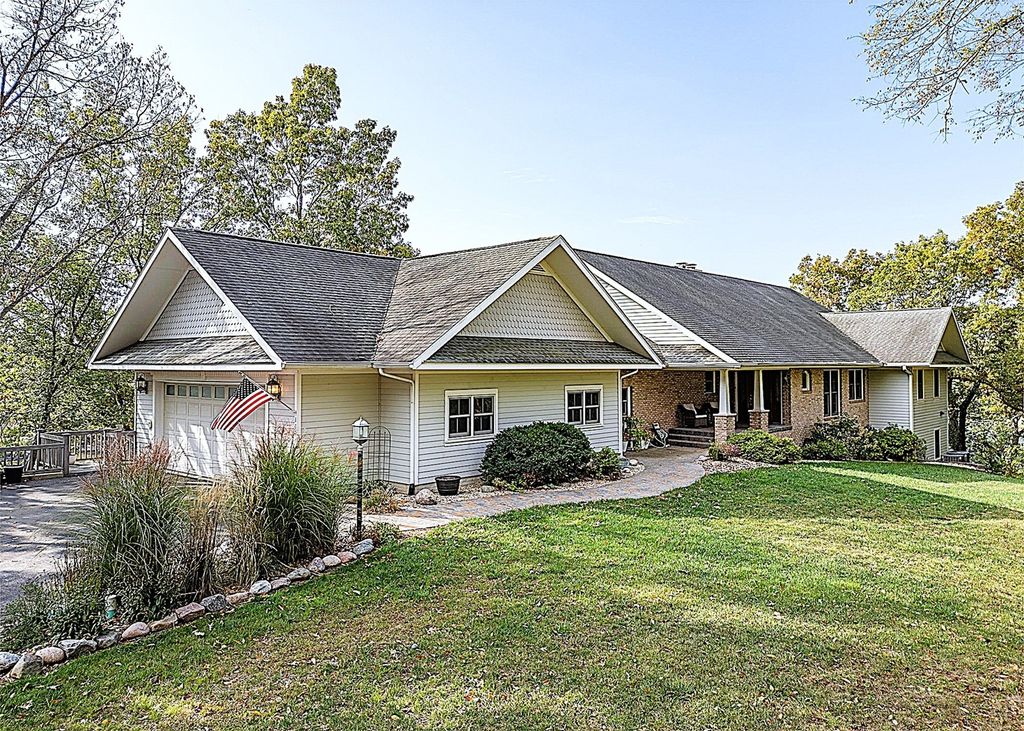 1024 White Pine Drive, Dixon, IL 61021