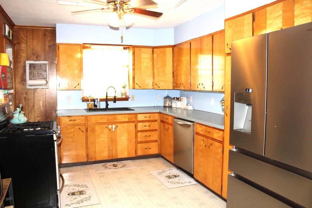 Image 21 of property listing at 230 N Cherry Street, Centralia, IL 62801