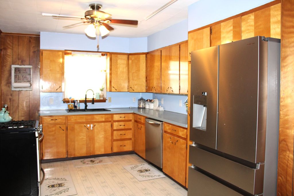 Image 23 of property listing at 230 N Cherry Street, Centralia, IL 62801