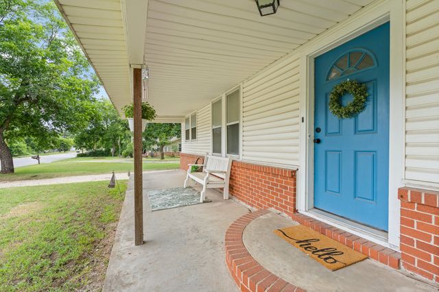 521 Woodard Avenue, Cleburne, TX 76033