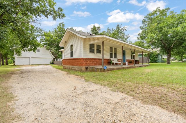 521 Woodard Avenue, Cleburne, TX 76033