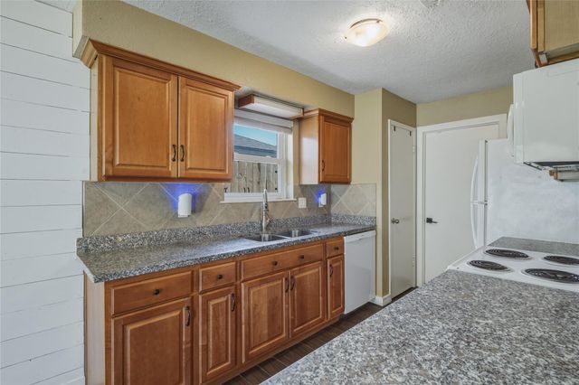 17330 Herrnhut Drive, Webster, TX 77598