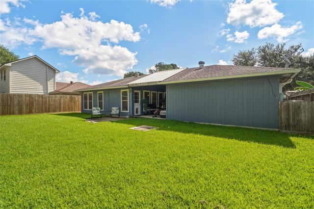 17330 Herrnhut Drive, Webster, TX 77598