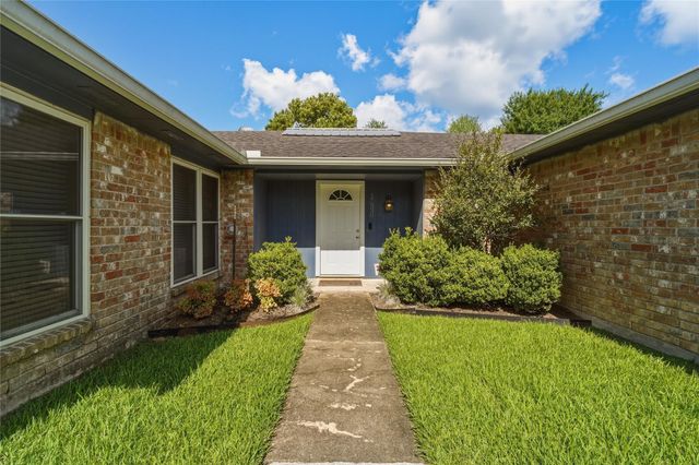 17330 Herrnhut Drive, Webster, TX 77598