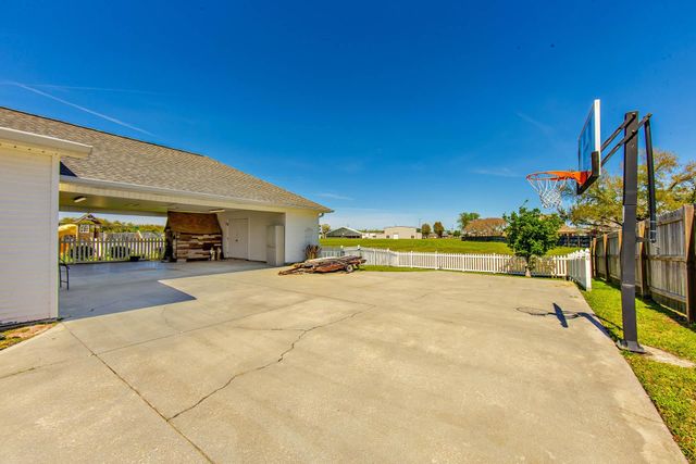 300 Cheyenne Dr, Houma, LA 70360