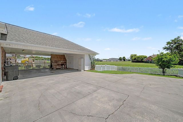 300 Cheyenne Dr, Houma, LA 70360