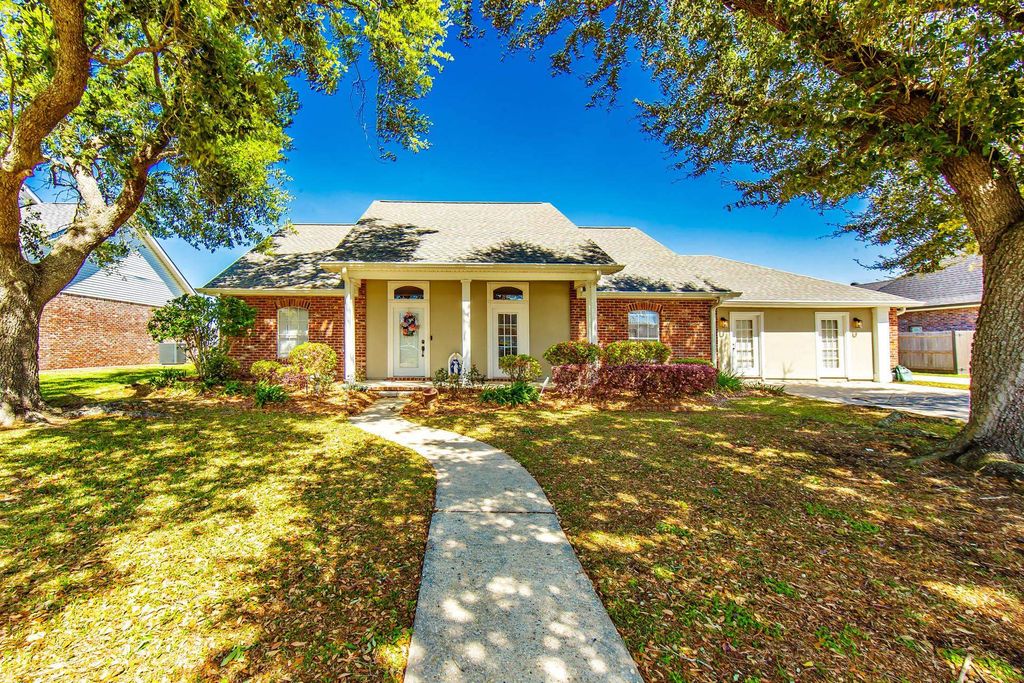300 Cheyenne Dr, Houma, LA 70360