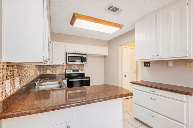 617 S Las Vegas Trail, White Settlement, TX 76108