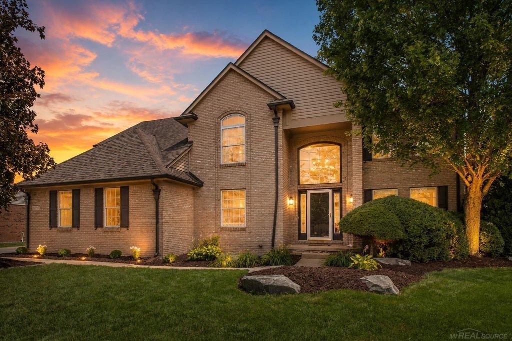19573 Tanglewood Circle, Clinton Twp, MI 48038
