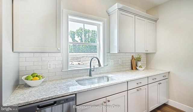2428 HAWTHORNE DR, Harrisburg, PA 17110