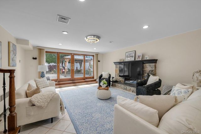 98 Belmont Circle, Syosset, NY 11791