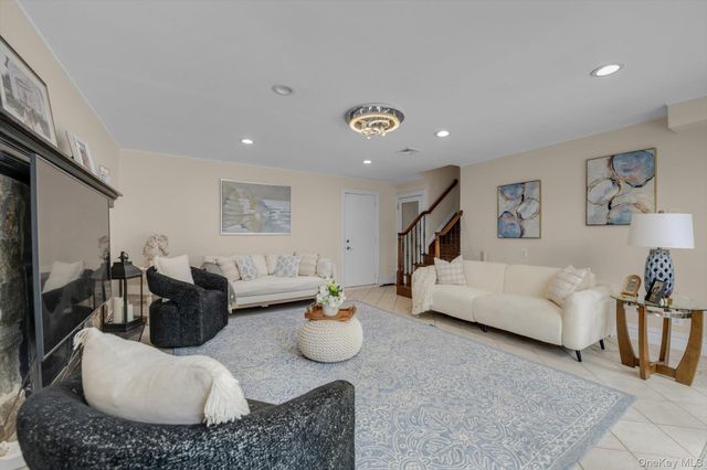 98 Belmont Circle, Syosset, NY 11791