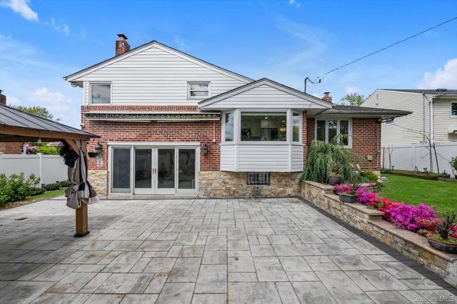 98 Belmont Circle, Syosset, NY 11791