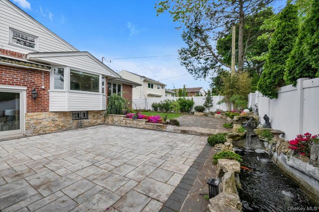 98 Belmont Circle, Syosset, NY 11791