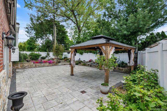 98 Belmont Circle, Syosset, NY 11791