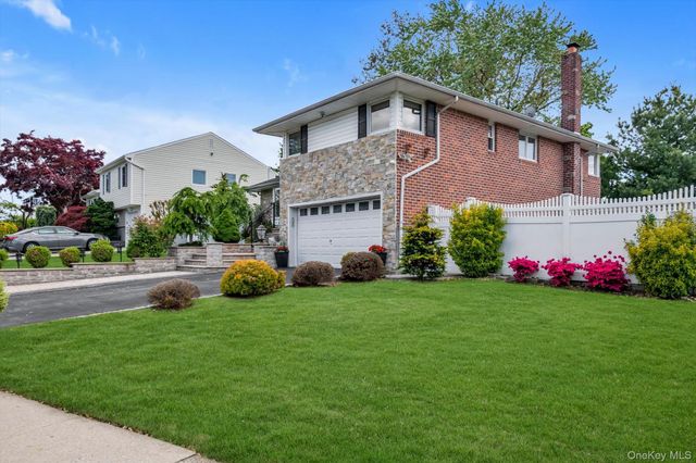 98 Belmont Circle, Syosset, NY 11791