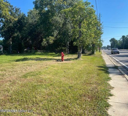 6800 Bienville Drive, Biloxi, MS 39532