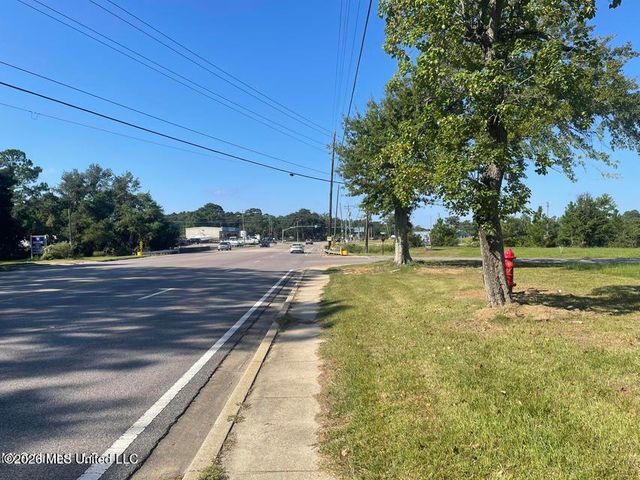 6800 Bienville Drive, Biloxi, MS 39532