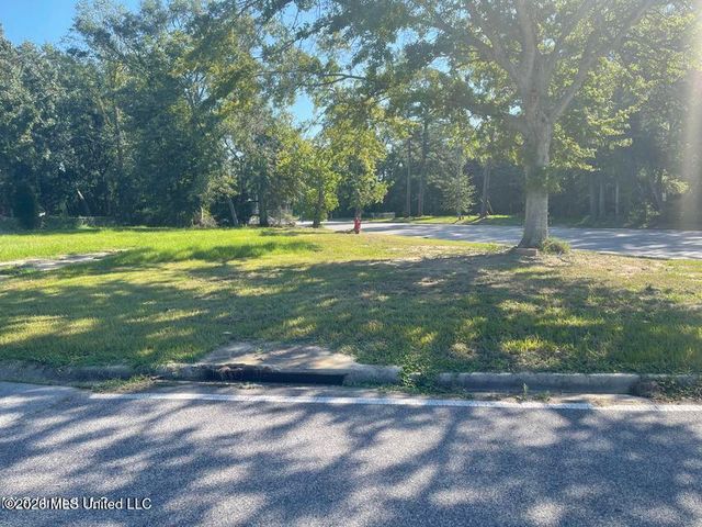 6800 Bienville Drive, Biloxi, MS 39532