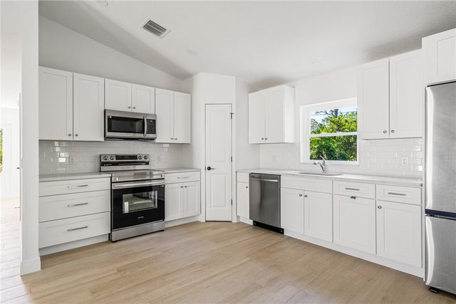 1285 18th Avenue SW, Vero Beach, FL 32962