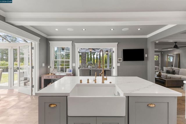 950 Country Lane, Walnut Creek, CA 94596