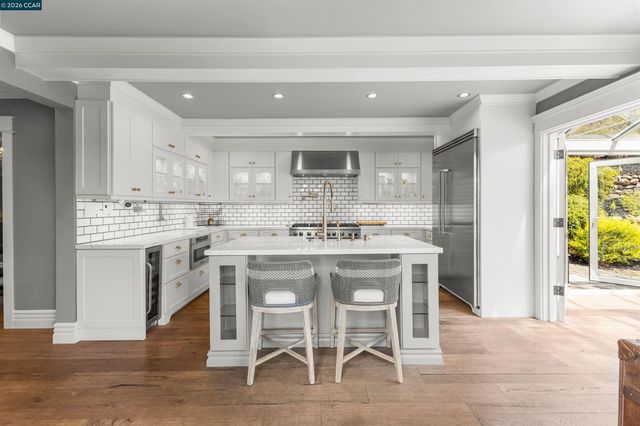 950 Country Lane, Walnut Creek, CA 94596