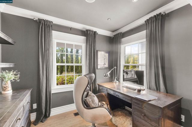 950 Country Lane, Walnut Creek, CA 94596
