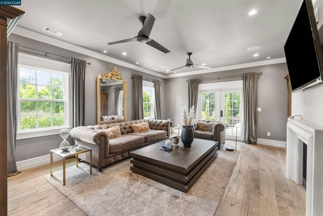 950 Country Lane, Walnut Creek, CA 94596