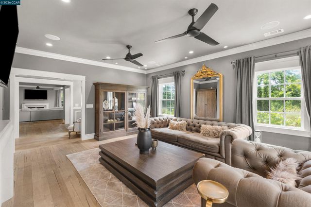 950 Country Lane, Walnut Creek, CA 94596