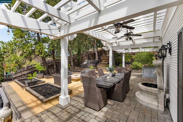 950 Country Lane, Walnut Creek, CA 94596