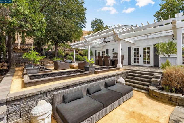950 Country Lane, Walnut Creek, CA 94596