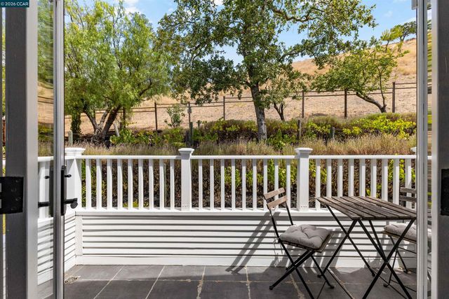950 Country Lane, Walnut Creek, CA 94596