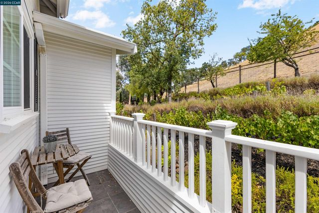 950 Country Lane, Walnut Creek, CA 94596