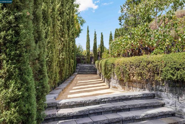 950 Country Lane, Walnut Creek, CA 94596