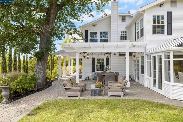 950 Country Lane, Walnut Creek, CA 94596