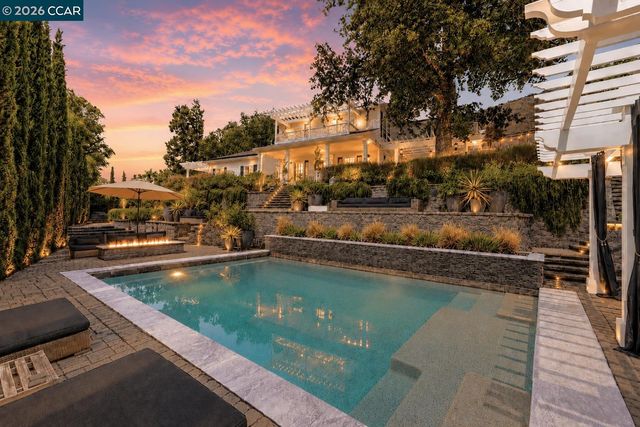 950 Country Lane, Walnut Creek, CA 94596