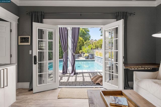 950 Country Lane, Walnut Creek, CA 94596