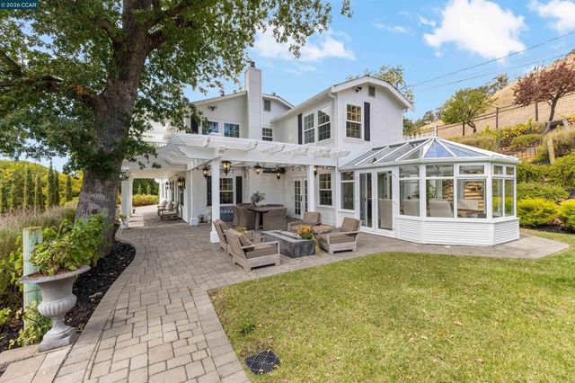 950 Country Lane, Walnut Creek, CA 94596