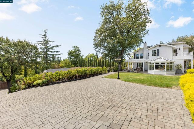 950 Country Lane, Walnut Creek, CA 94596