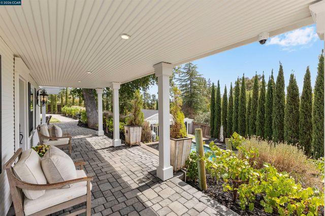 950 Country Lane, Walnut Creek, CA 94596